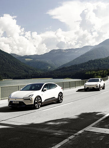 Polestar 4 und 3 in weiß am Starnberger See auf der Straße.